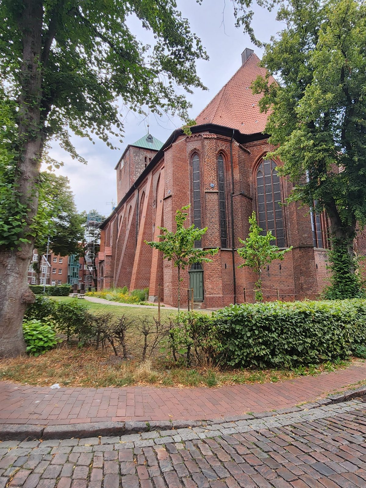 St. Wilhadi mit ihren mächtigen Stützpfeilern