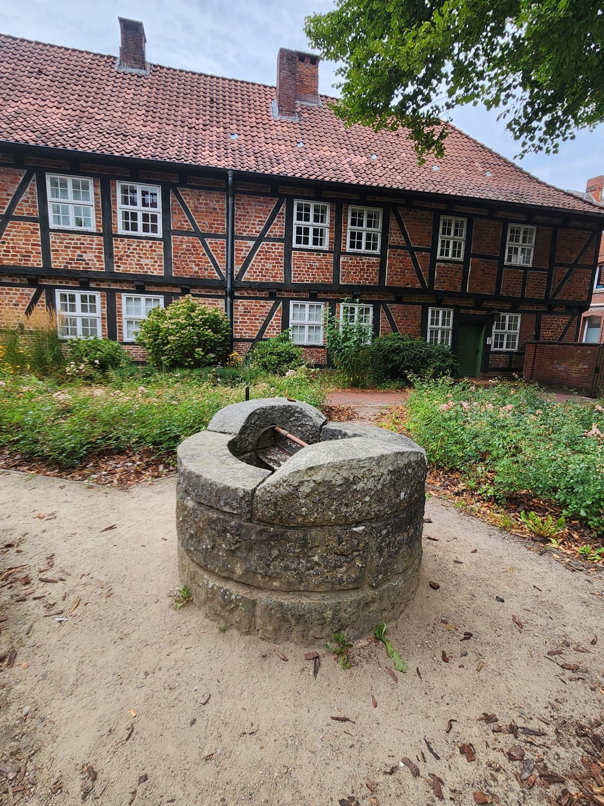 Der Brunnen im Rosengarten des Johannisklosters